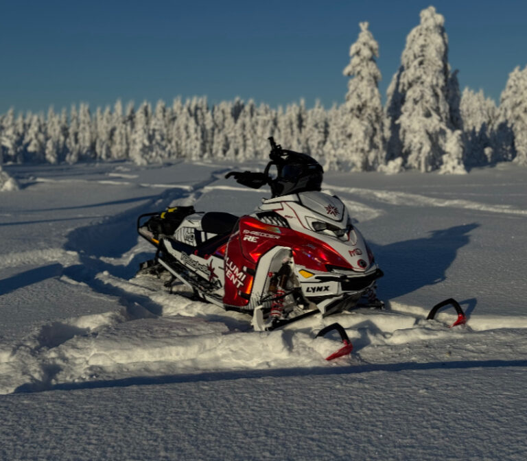 Deepsnow-moottorikelkka lumisessa tunturimaisemassa