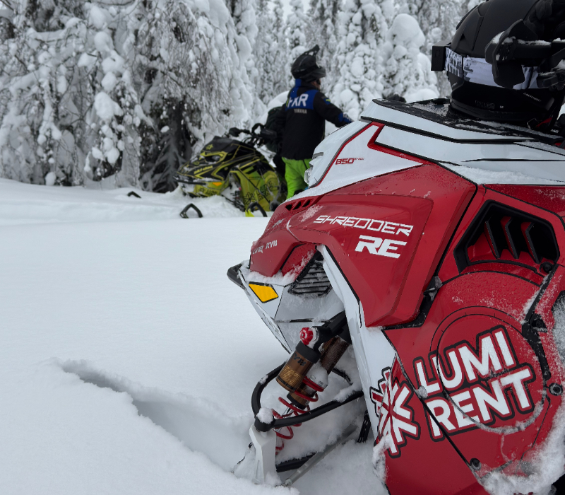Lynx Shredder RE umpihangessa, taustalla Ski-Doo Freeride